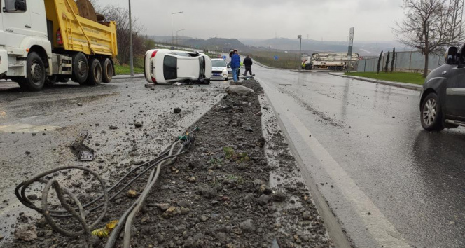 Sultangazide refüje çarpan otomobil, aydınlatma direğini devirip karşı şeride geçti: 2 yaralı