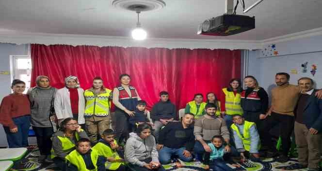 Kars’ta jandarmadan özel çocuklara anlamlı ziyaret