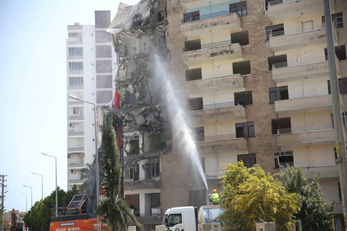 Mersin&#039;de depremlerde ağır hasar alan binanın yıkımına başlandı