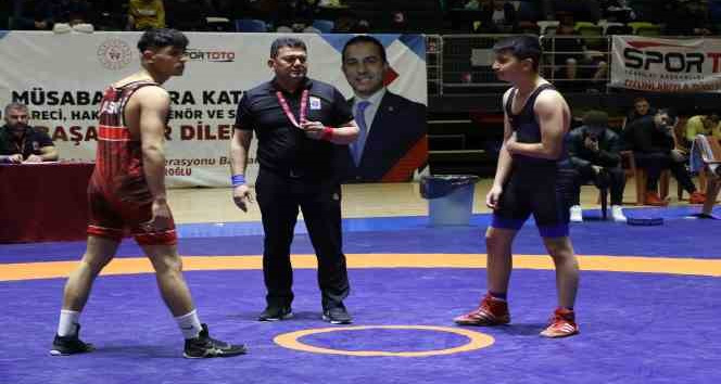 Yaşar Doğu U17 Serbest Güreş Türkiye Şampiyonası Samsun’da başladı