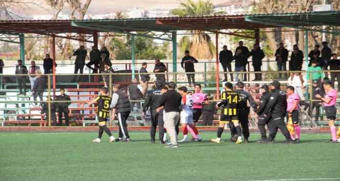 Teknik direktör, futbolcularına küfreden rakip kaleciyi saha içinde kovaladı