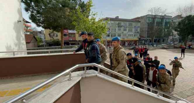 Boşanma aşamasındaki eşinin sevgilisini öldüren koca ve 4 kişi adliyede