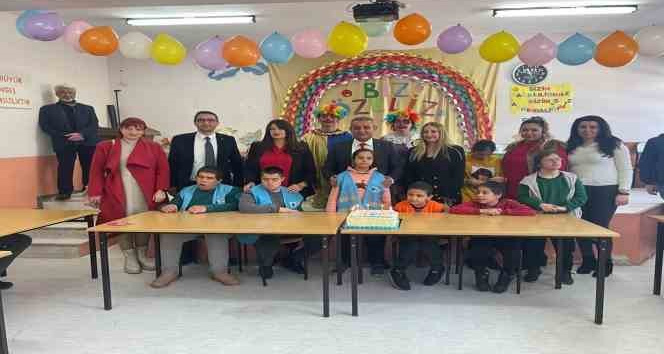 Otizmli çocuklar, pasta kesip palyaço ile eğlendi