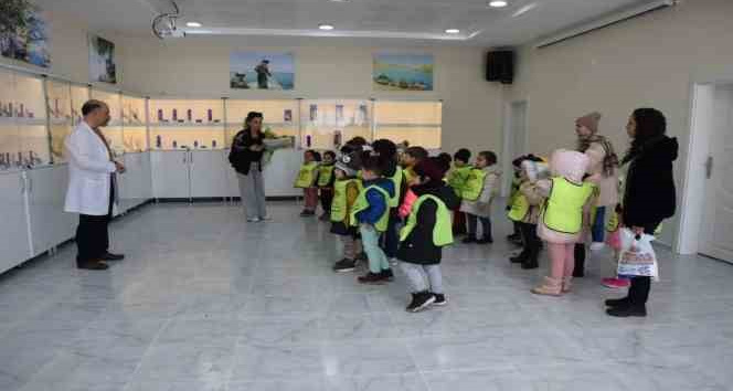 Minik öğrencilere "Eğirdir Gölü’nü ve Balıklarını Tanıyorum" eğitimi verildi