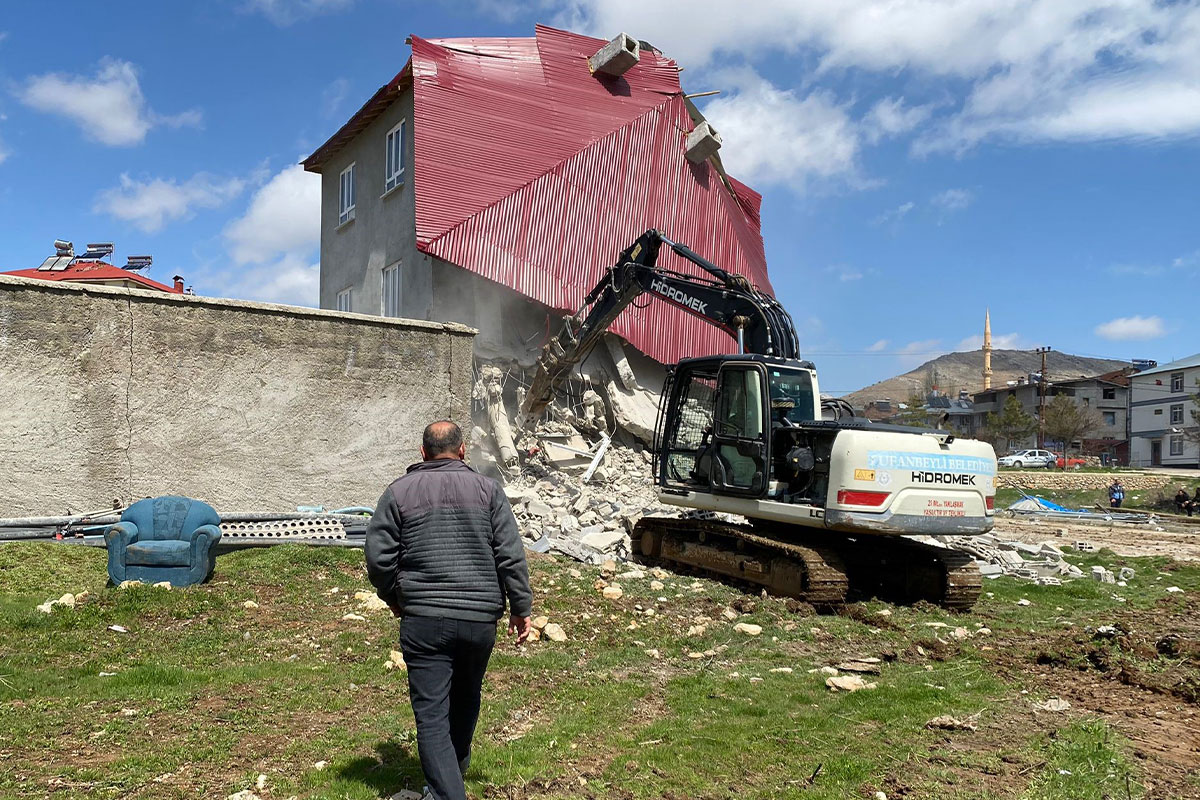 Depremde 1 kişinin öldüğü, 2 binanın yıkıldığı Tufanbeyli'de 79 bina hasarlı çıktı