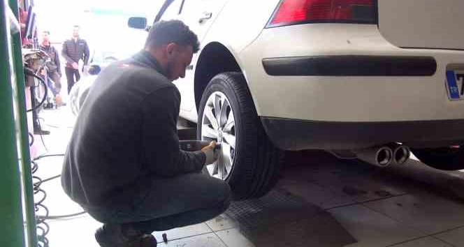 Yaz lastiği uygulaması başladı, uzmanı uyardı: "Yakıt tüketimini artırıyor"