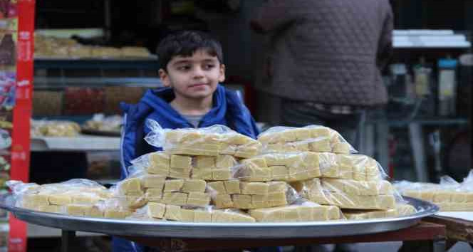 Cizre’de iftar sofralarının vazgeçilmez tatlısı Luzine