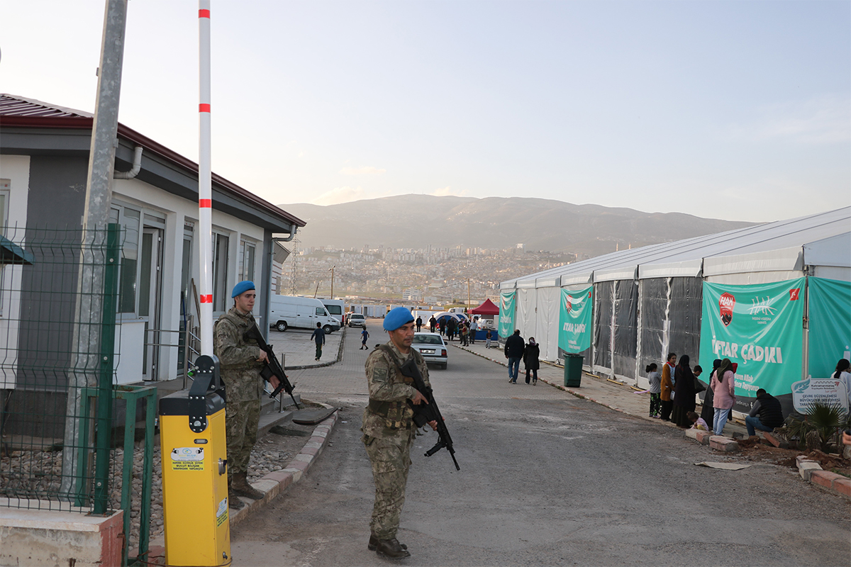 Mehmetçik depremzedelerin umudu oldu