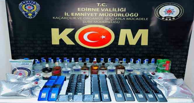 Edirne’de kaçak ürünleri vücutlarına saran şüpheliler yakayı ele verdi