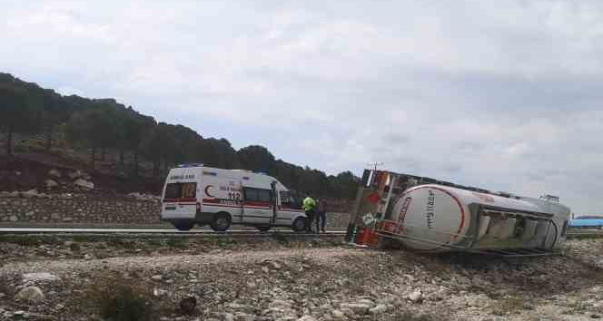 Burdur’da akaryakıt tankeri şarampole devrildi: 1 yaralı