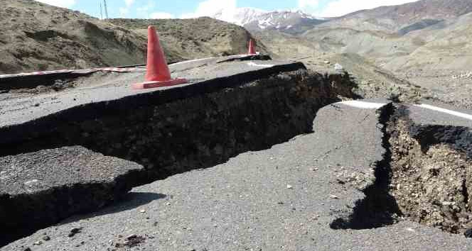 Bingöl’de heyelan: Yarıkların oluştuğu yol ulaşıma kapandı