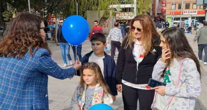 Dünya Otizm Farkındalık Günü’nde balonlarla farkındalık oluşturuldu
