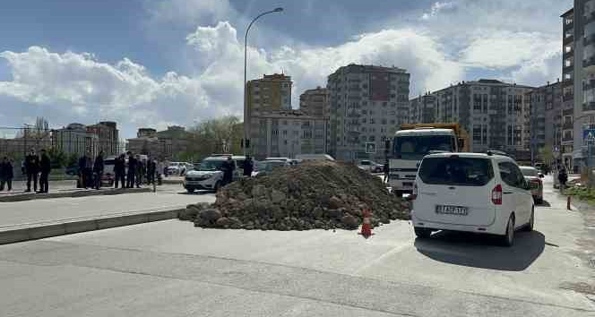 ’Arsa benim’ dedi, kum döktürüp yolu kapattı