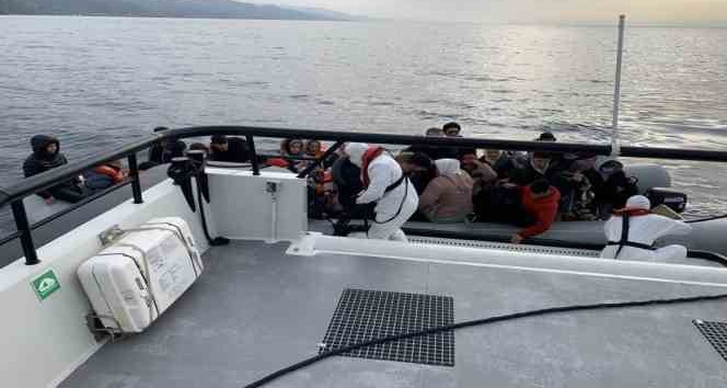 Ayvacık açıklarında lastik botları sürüklenen 44 kaçak göçmen kurtarıldı