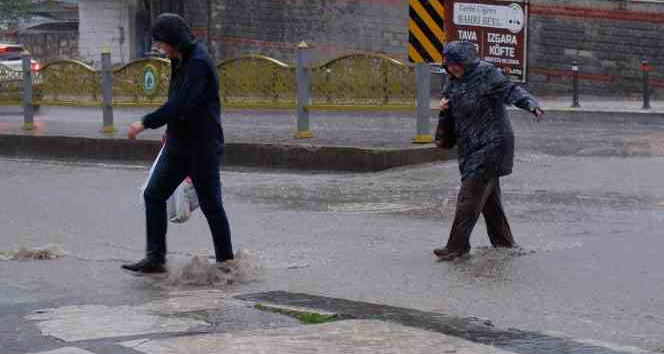 Edirne’de sağanak yağış zor anlar yaşattı