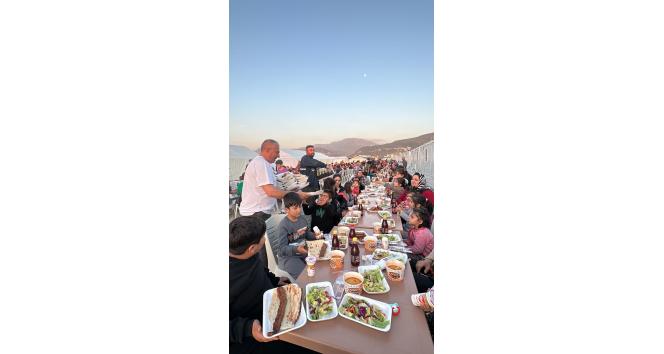 Binlerce depremzedeye iftarda Adana kebap ikram etti