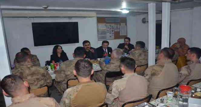 Kaymakam Ülkü, Kato Dağında Mehmetçikle iftar açtı