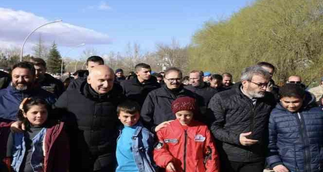 Vali Kızılkaya ve Bakan Karaismailoğlu Elbistan halkı ile bir araya geldi
