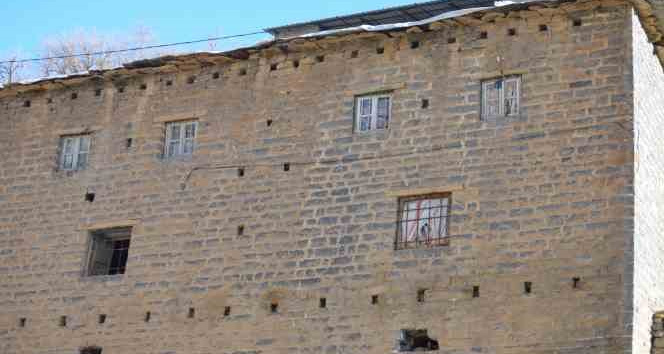 Uludere ilçesindeki asırlık kolonsuz taş evler yıllara meydan okuyor