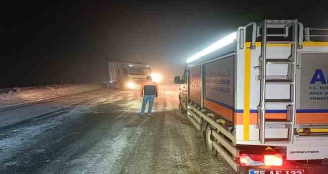 Ardahan’da kar ve tipi nedeniyle tırlar Sahara Geçidi’nde mahsur kaldı