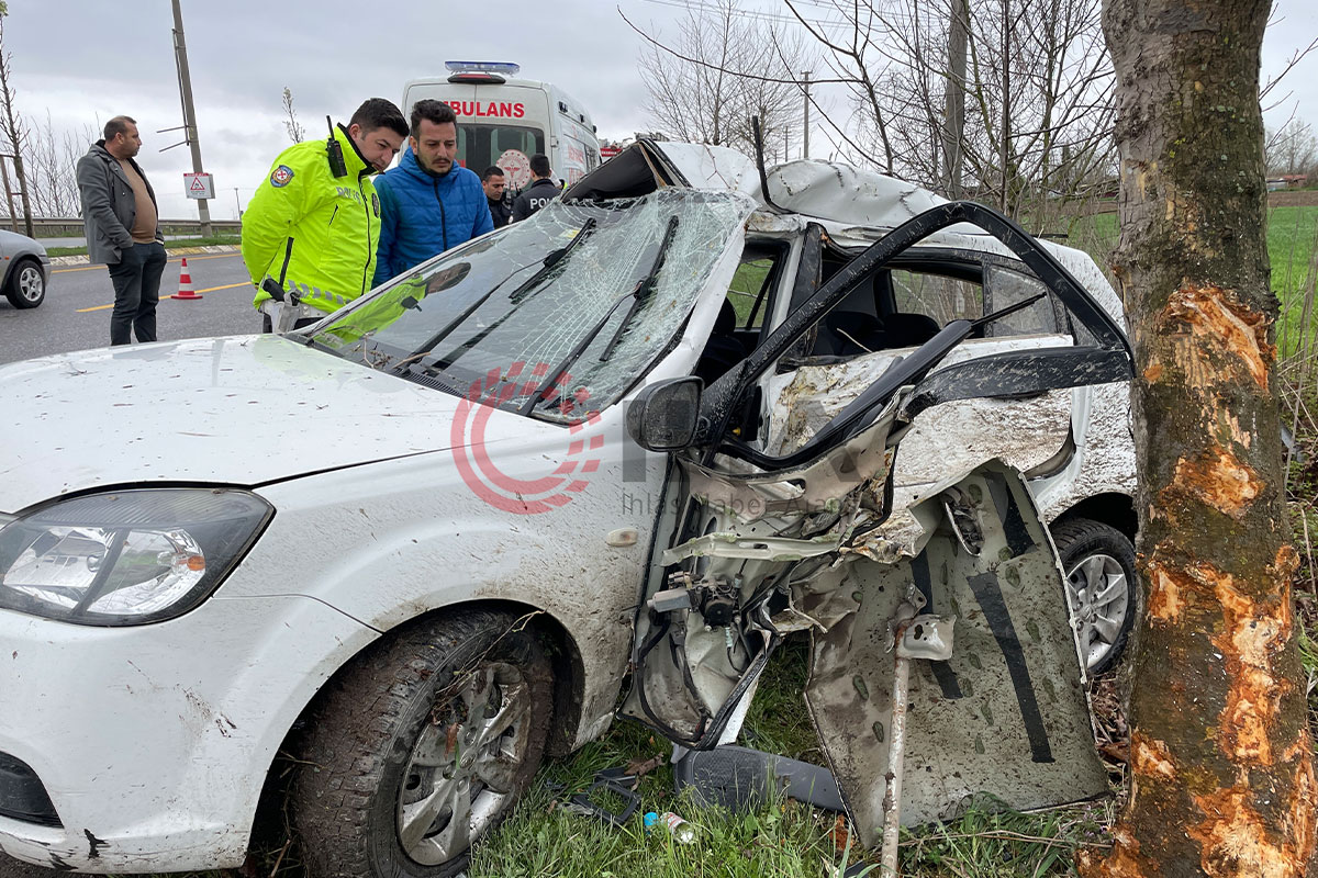 Sakarya'da otomobil ağaca çarptı: 1 ölü