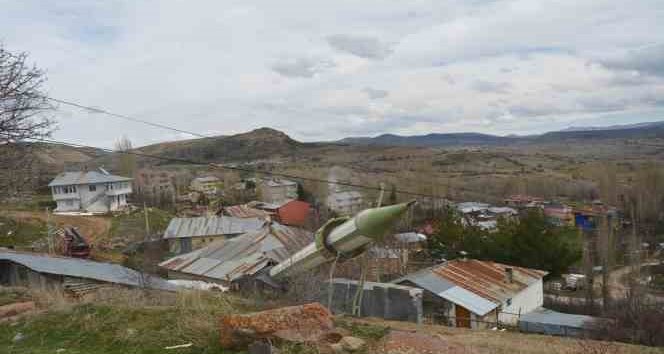 Kahramanmaraş depreminde Giresun’da hasar gören tarihi caminin minaresi iş makinesi ile yıkıldı
