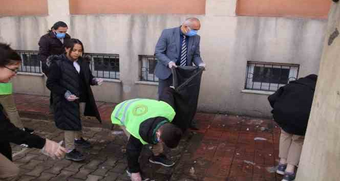 Öğrenci ve öğretmenlerden çevre temizliği