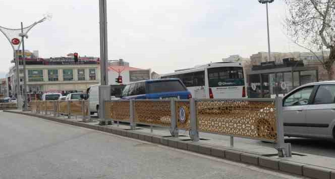 Erzincan’da dekoratif refüj bariyer yapım çalışması