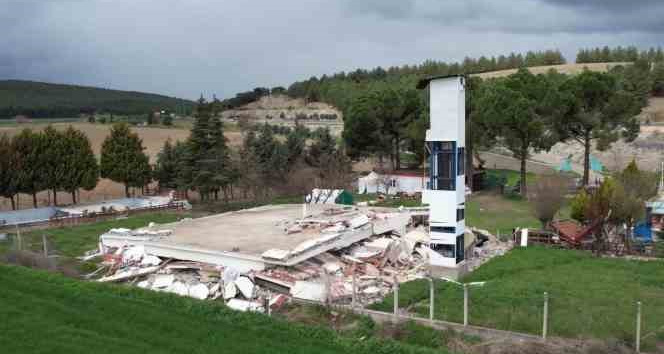 İki katlı bina yerle bir oldu, bir tek asansör kulesi ayakta kaldı