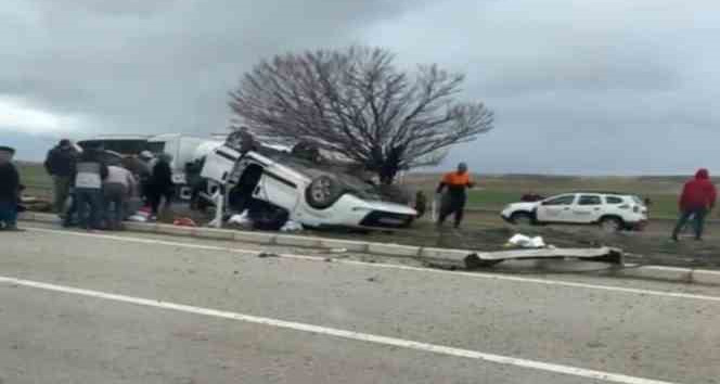 Elektrik direğine çarpan otomobildeki 5 kişi yaralandı