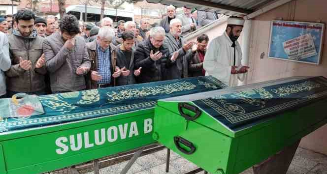 İmam evladın en acı görevi: Anne ve babasının cenaze namazlarını kıldırdı