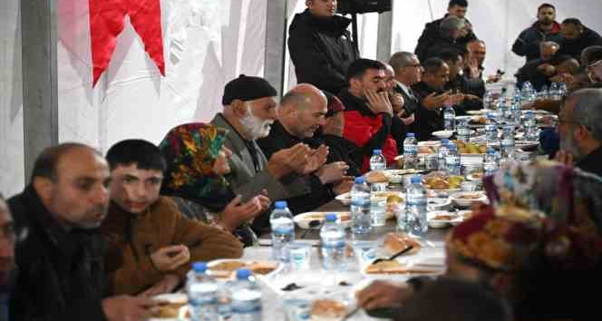 İçişleri Bakanı Soylu, depremin merkezi Pazarcık’tan duyurdu: "Köylere konteyner vereceğiz"