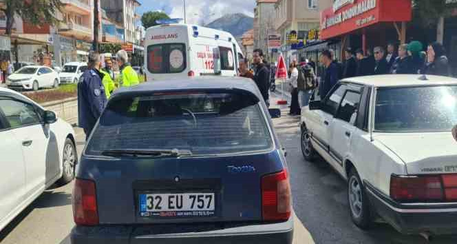 Burdur’da yolun karşısına geçmeye çalışan çocuğa otomobil çarptı, o anlar kamerada