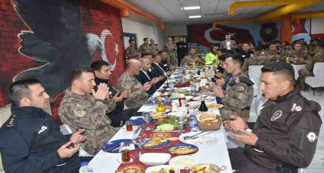 Emniyet Genel Müdürü Aktaş Özel Harekat Polisiyle sahur yaptı