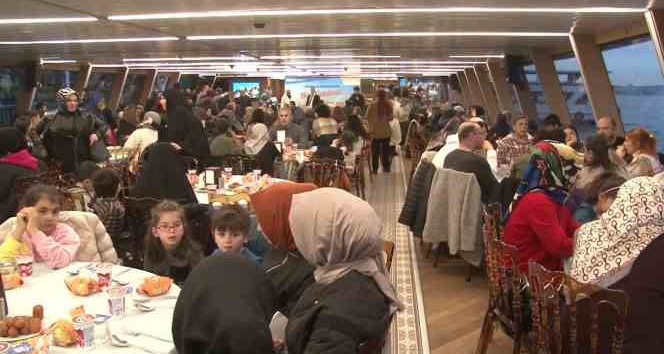 Üsküdar’da misafir depremzedeler boğaz turunda oruçlarını açtı