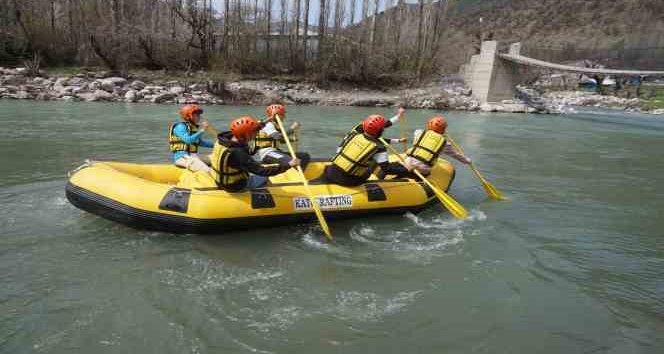 Kar sularında rafting heyecanı