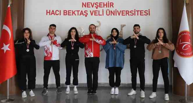 Rektör şampiyonları tebrik etti