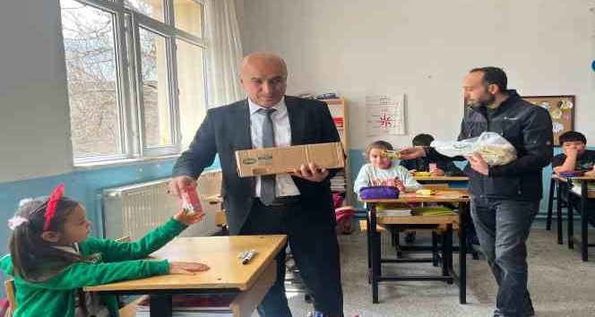 Simit ve çikolata paralarını depremzede öğrenciler için biriktirdiler