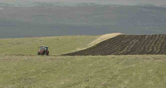 Kars’ta tarlalar sürülüyor