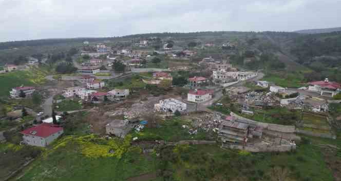 Depremin vurduğu köyde 94 ev çöktü, 17 kişi öldü