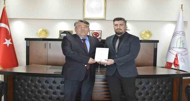 Dr. Gümüş, Yeni Yayınlanan Kitabını ZBEÜ Rektörü Özölçer’e takdim etti