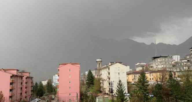 Batman’da aniden değişen hava cadde ve sokakları sele çevirdi