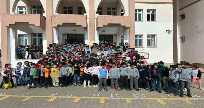 Bingöl’de jandarma, öğrencilere güvenli internet kullanımı eğitimi verdi