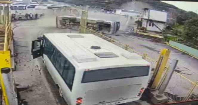 Biga’da 17 işçinin yaralandığı otobüs kazası güvenlik kamerasına yansıdı