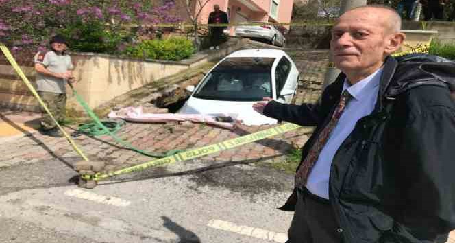 Edirne’de yol çöktü, otomobil oluşan çukura düştü