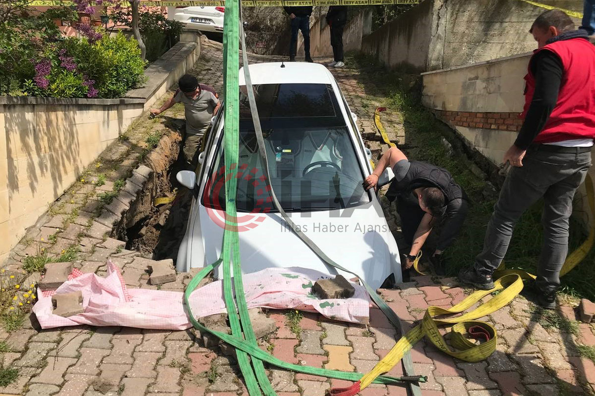Edirne&#039;de yol çöktü, otomobil oluşan çukura düştü