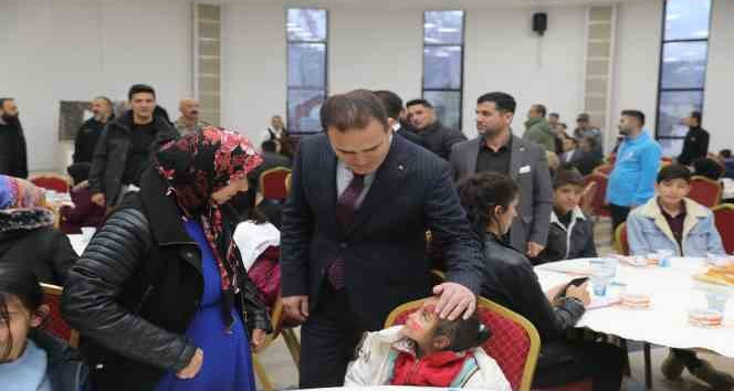 Vali Akbıyık ailelerle yemekte bir araya geldi