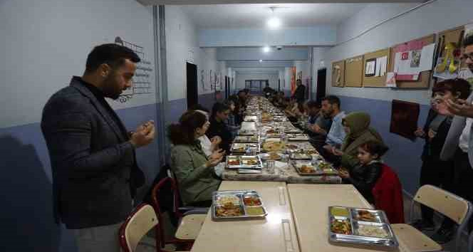 Şırnaklı öğrenciler, öğretmenleri ile birlikte iftar açıyor
