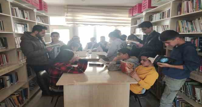 Köy okulundaki öğrenciler halk kütüphanelerini geziyor
