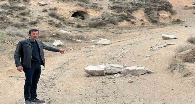 Deprem sonrası kopan kayalar köye kadar indi